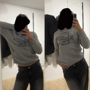 Grå hoodie med tryck - Jätte cool vintage hoodie med mörk blå tryck! Super mysig, men tyvärr finns det ett litet litet hål vidga fickan av tröjan.
