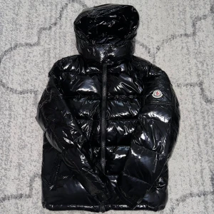 Moncler Dunjacka maya [Black] - Hej! Tänkte sälja min oanvänd jacka som jag fick på min födelsedag, vill bli gärna av med den eftersom den var lite för små på mig. Jackan är väldigt varmt och perfekt för våren. Jackan kan fraktas genom PostNord + kan möts upp inom Stockholm.