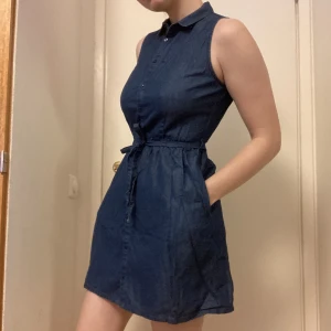 Mörkblå ”jeans”klänning  - En mörkblå klänning som ser ut som jeanstyg, skön att ha på sig och den har fickor! 💙 Bältet ingår såklart! Det står på lappen att det är Levi’s men jag tror inte den är äkta, har dock inte superbra koll. Pris kan diskuteras 🙌