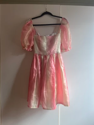 Prinsessklänning!! - Riktigt drömmigt klänning, man ser ut o känner sig som en prinsessa❤️ väldigt smickrande o bekväm. Liiite stor i bysten för mig (70a-B)