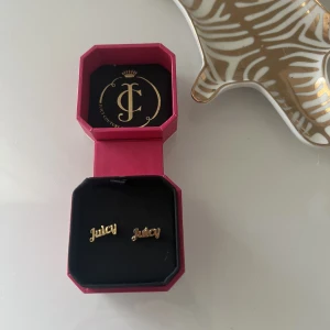 Juicy - Säljer dessa Juicy örhängen!💘