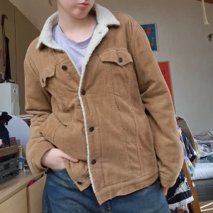 70's 80's Manchesterjacka - Höstjacka i manchester, fodrad med gossig fakepäls. Använd men inte sliten och mycket varm och skön. Använde mycket under perioden jag klädde mig 70-taligt