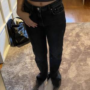 Mörkgråa/svarta jeans i storlek 36, passar även 38 från Gina Tricot.