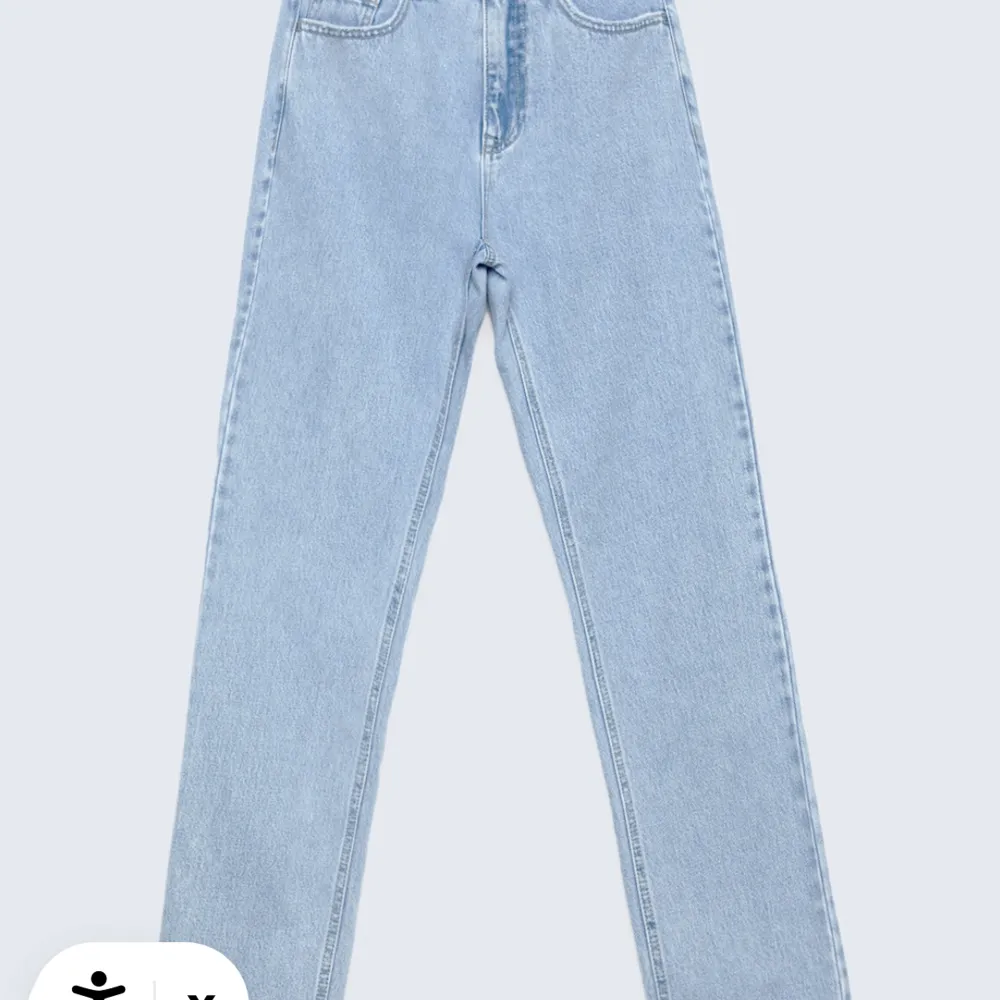 Helt nya jeans från stradivarius, använda en gång 💗supersnygga och sköna! Nypris 379, jag brukar vara en 38-40 i byxor . Jeans & Byxor.