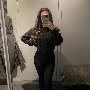 Svart stickad tröja - En stickad tröja från Monika i storlek M. Jätte mysig och skön att ha nu på vintern. Använd ett fåtal gånger och är i mycket bra skick.  Axelbredd: 55 cm Längd 54 cm