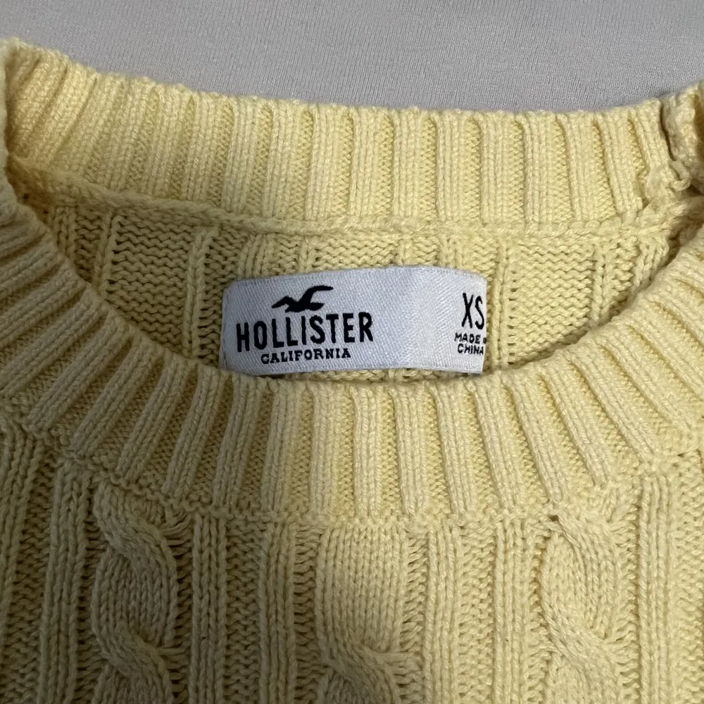 Jättefin gul tröja från Hollister. Bra skick, knappt använd.. Tröjor & Koftor.