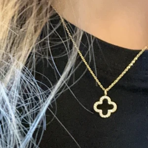 Fyrklöver - Lite intressekoll på mitt halsband som föreställer en fyrklöver