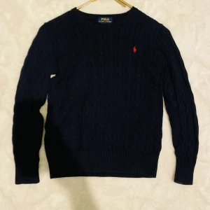 Polo Ralph Lauren  - Polo tröja i mycket bra skick, har används ett par få tal gånger. Ett perfekt plag nu när kylan är här. Passar inte L på grund av att har tvättats, passar M/L