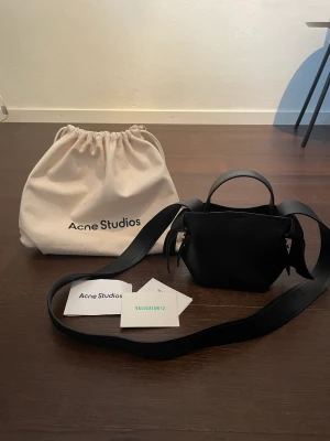 Acne väska  - Säljer denna balla Acne väska! Köpt på Vallgatan 12 för 6900kr. Finns dustbag samt kvitto. Super snygg och riktigt cool väska!