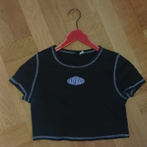 Crop top  - Crop top från hm storlek S men sitter löst så passar alla . Bra skik nästa oanvänd 