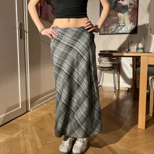 Lång rutig kjol  - Säljer lång, lågmidjad, vintage kjol, modell är 163.  Bra skicka, inga defekter  Skriv för fler bilder 