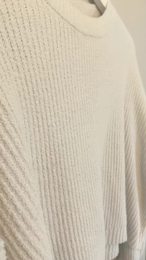Vit stickad tröja från Bershka  - Säljer en superfin stickad tröja från Bershka då den inte kommer till användning längre. Fint skick och har inga defekter, extremt stilren och passar till allt. Skicka gärna ett meddelande om ni undrar något! 