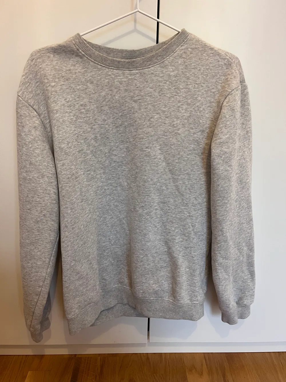 Snygg grå sweatshirt ifrån hm i storlek xs (dock oversized). Sparsamt andvänd och tröjan har inga defekter. Säljer för 75 kronor💖💞. Tröjor & Koftor.