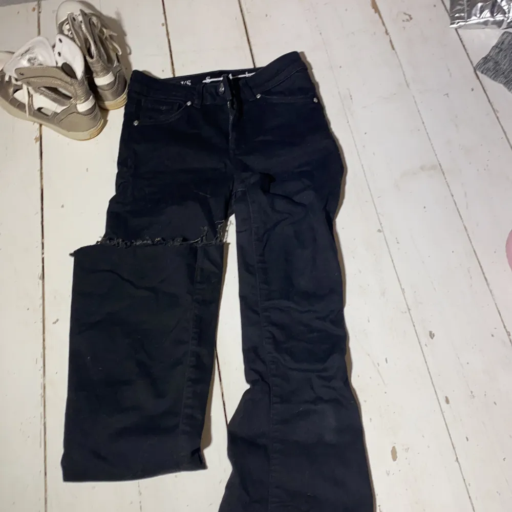 Vida smala jeans med en avklippta ben (som var så från början) som nya . Jeans & Byxor.