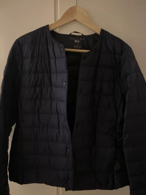 Uniqlo jacka - Ultra light down compact jacket från uniqlo i färgen navy. Nästan nyskick då den aldrig kommit till användning, köpt för 700! Köpare står för frakt 🌟🎸