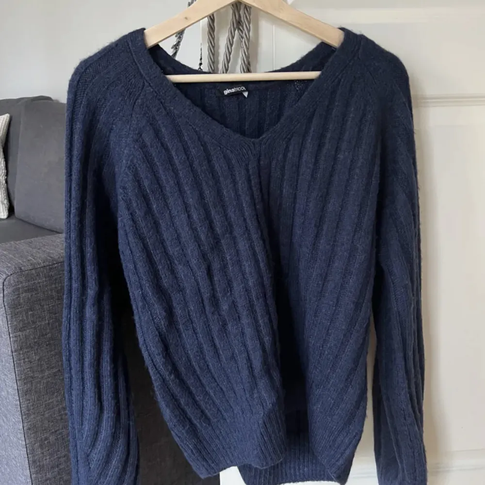 Säljer denna marinblåa stickade tröjan från Gina Tricot i storlek S då den aldrig har kommit till användning!🫶🏼. Stickat.