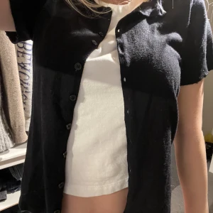 Kortärmad kofta - Säljer denna tröja som jag klippt till en kortärmad kofta. Från saint. 