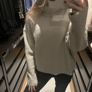  Stickad tröja - Stickad tröja, lite nopprig annars fint kvalitet. 