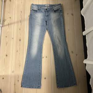 Super snygga jeans, lågmidjade och utsvängda! Midjemått 40 innerbenslängd 86 cm, jag är 165!! Köp nu vid snabb affär💕