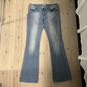 Lågmidjade jeans - Super snygga jeans, lågmidjade och utsvängda! Midjemått 40 innerbenslängd 86 cm, jag är 165!! Köp nu vid snabb affär💕