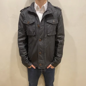 SafariJacka English Laundry  - Hej! Säljer nu min jacka från märket English Laundry  storlek M i använt skick se sista bilden . Modellen på bilden är 180cm lång och väger 80kg. Tveka inte på att höra av dig om du har några frågor eller funderingar kring varan!