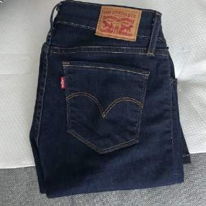 Säljer dessa lågmidjade bootcut jeans ifrån Levis som är köpta här på plick, säljs då jag tyvärr tycker dom är för små och för korta för mig!❤️ ( jag är 163 ) jättebra skick/ nästan nyskick, bara att skriva om du har frågor eller funderingar☺️