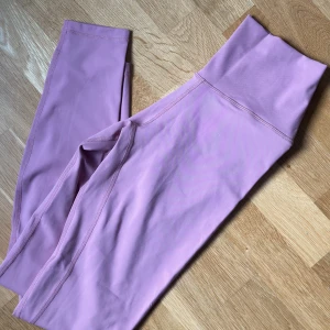 Träningstights Core Better Bodies - Rosa träningstights från kollektionen Core, Better Bodies.  Svep till sista bilden för rätt färg. Strl S. Mitt pris: 200kr
