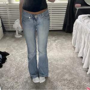 Köpte dessa fina jeans på oliv men de var tyvärr för stora för mig:( 37 cm midjemått, 82 innerbenslängd! Skriv privat för fler frågor!❤️