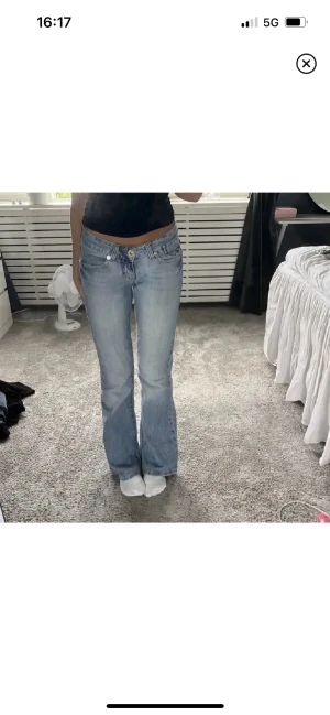 Lowwaisted bootcutjeans - Köpte dessa fina jeans på oliv men de var tyvärr för stora för mig:( 37 cm midjemått, 82 innerbenslängd! Skriv privat för fler frågor!❤️
