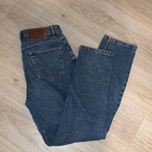 Mörkblåa raka jeans - Fina mörkblåa raka jeans från Reclaimed Vintage 🥰 W26 och normal benlängd 