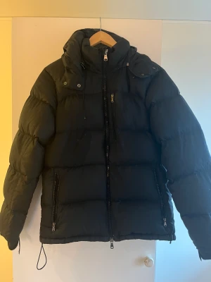 Vinterjacka Ralph lauren - Vinterjacka från Ralph lauren i bra skick. Använd två vintrar med mindre tecken på slitage. Storlek M. Avtagbar huva.  