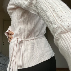 ROSA KOFTA - Så söt kofta i en ljusrosa färg. Den knyts omlott midjan. Köpt secondhand, så varken märke eller storlek finns på tröjan. Jag är vanligtvis S, och den sitter bra. Inga defekter eller fläckar!