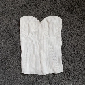VIT TOPP - Vit bandeutopp från Gina Tricot. Jag har sytt in den där bak så att den ska sitta uppe (skriv privat för bild på det), men det är verkligen inget som syns! 