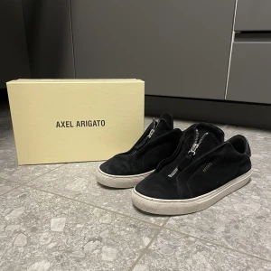 Axel arigato zip strl 41-42 - Säljer mina Axel arigatos  Storlek 41 men passar 42 Skick 9/10 kan behövas en tvätt  Pris 999kr