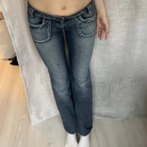 Världens finaste jeans!! W28 och sitter superfint på🫶🏼 passar på någon som är 170-175cm 