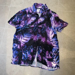 Zara skjorta - Festlig skjorta från Zara. Aldrig använd