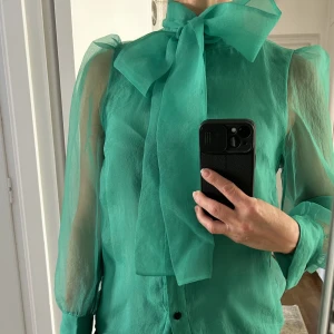 Blus Zara - Fin blus. Passar även en S. Tyvärr så har den inte kommit till så stor användning för mig och hoppas att den får en ny ägare.  Kommer ifrån ett rök och djurfritt hem! Har du fler frågor så kontakta gärna mig.  Se mina övriga annonser! ❤️