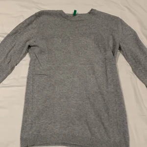 Grå stickad tröja  - As snygg stickad tröja 