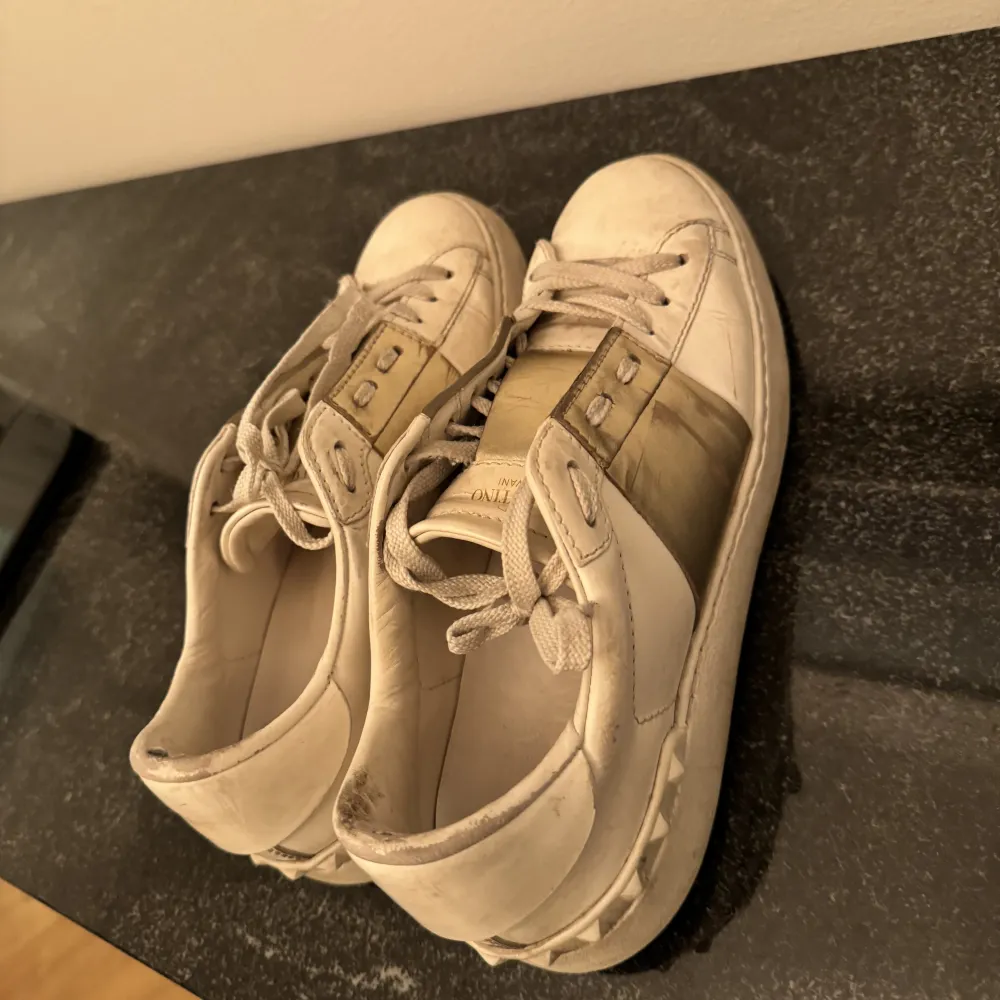 Säljer dessa så snygga valentino skor i modellen open sneakers i guld som inte längre kommer till använding! Smärre defekter, allting syns på bilderna, men som inte syns när man bär dem!   . Skor.