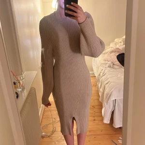 Stickad klänning  - Superfin stickad klänning köpt för ca 1 år sedan. Nästan aldrig använt så den är i väldigt bra skick❤️ Hör av er om ni har fler frågor!