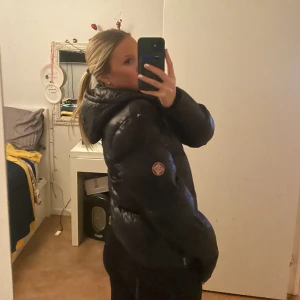 Vinterjacka  - Säljer min svarta polo vinterjacka i stolek S💗 Skriv till mig privat vid frågor 💗💗 