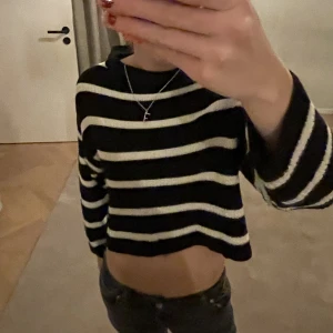 Randig Tröja  - Svart randig tröja från zalando som aldrig är använd. Kan diskutera pris 💕
