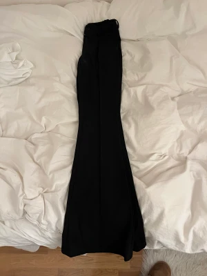 Svarta kostymbyxor  - Säljer dessa svarta kostymbyxor från H&M i storlek 34. Köptes för 299kr, sälja för 100kr. Aldrig använda!