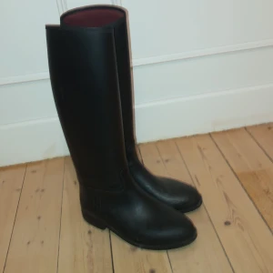 Rid stövlar  - Svarta rid stövlar i bra skick,knappt använda! Dem är tyvärr för små för mig men passar förhoppningsvis någon annan bättre 😊(dem är smala i vaden)
