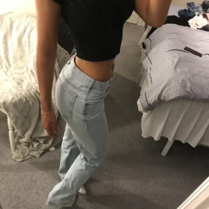 Straight leg jeans  - low straight leg jeans från Bik bok i storlek 26, jag är 1,64 och de är lite långa på mig. Säljer då jag har för mycket jeans!🩷skriv för fler bilder eller frågor