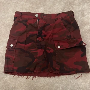 Skit snygg jeans kjol som går att styla jätte bra. - Om du tycker de är för högmidjade kan man vika ner de men om man inte viker ner kjolen så är den ändå inte för högmidjad.