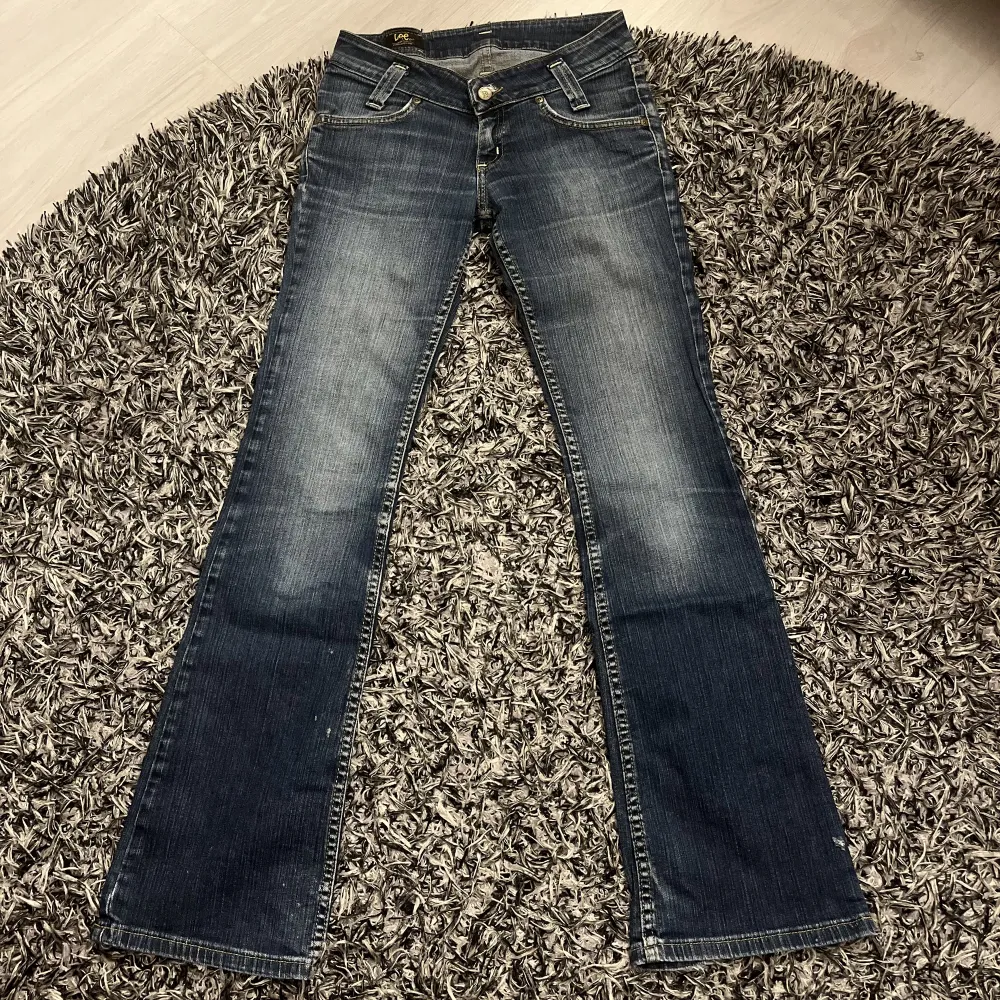Säljer dessa as snygga lågmidjade bootcut jeans från Lee!! Byxorna har ju använts därav lite slitningar längs ned, men jag tycker bara att det är snyggt! ( Säljer de på grund av att de är försmå tyvärr! ) . Jeans & Byxor.