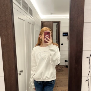 Hoodie - Den är i super bra skick och om du vill ha fler bilder kan du kontakta mig Den är äkta från gant och har plast diamanter på framsidan 