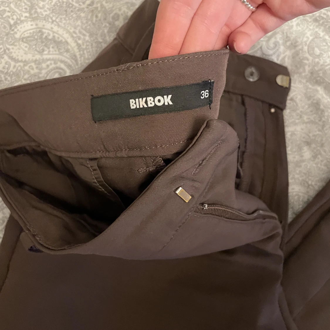 Högmidjade kostymbyxor  - 91