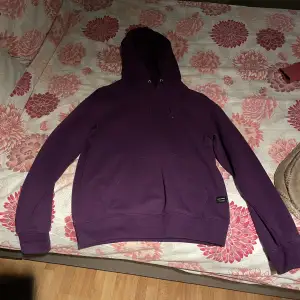 En mörk lila hoodie från jack and jones. Inte använd mycket och är i fint/bra skick. Sitter tjatare men är endå baggy. 